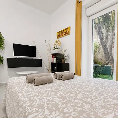 T2 Climatise Avec Jardin Prive A Centre *